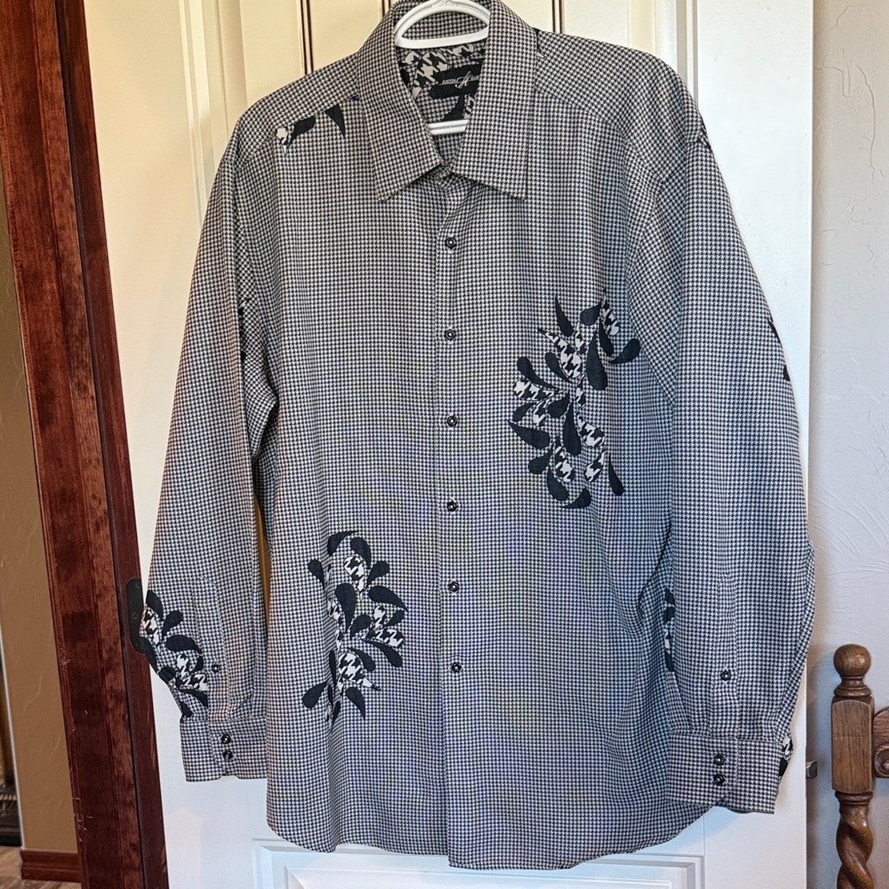 Justin Harvey Black and White Patterned Shirt in Excellent Condition.